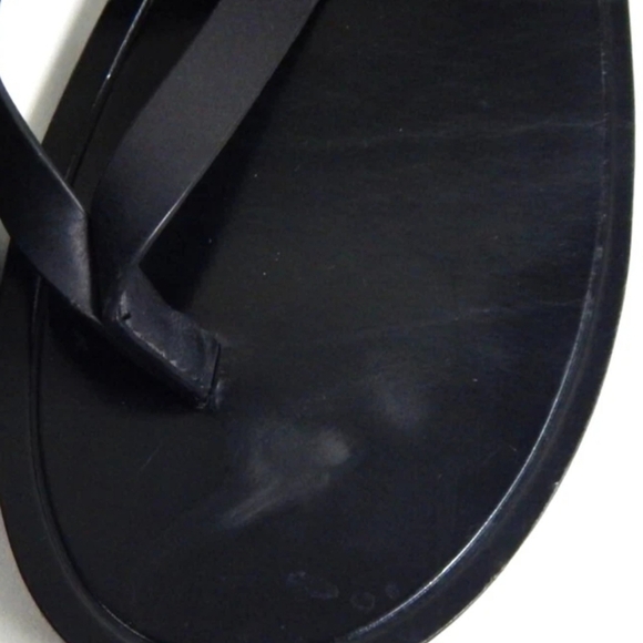 Vince Tess Embossed Leather Thong Sandals - Picture 4 of 5